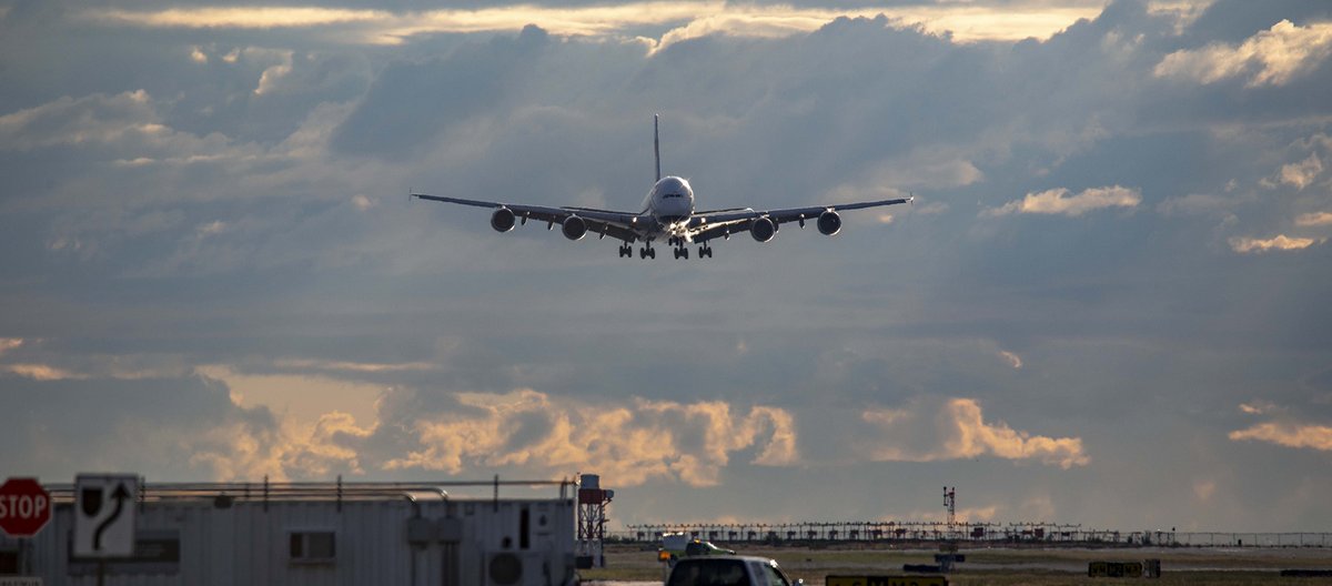 Kent_YVR's tweet photo. As promised, more #SuperSpeedbird action featuring sunlight reflecting off the ocean, strake vapor, light through outboard engines, and a cool looking combo 😎 #yvrspotters #avgeek #A380 #GXLED https://t.co/1IKPRFJVmW
