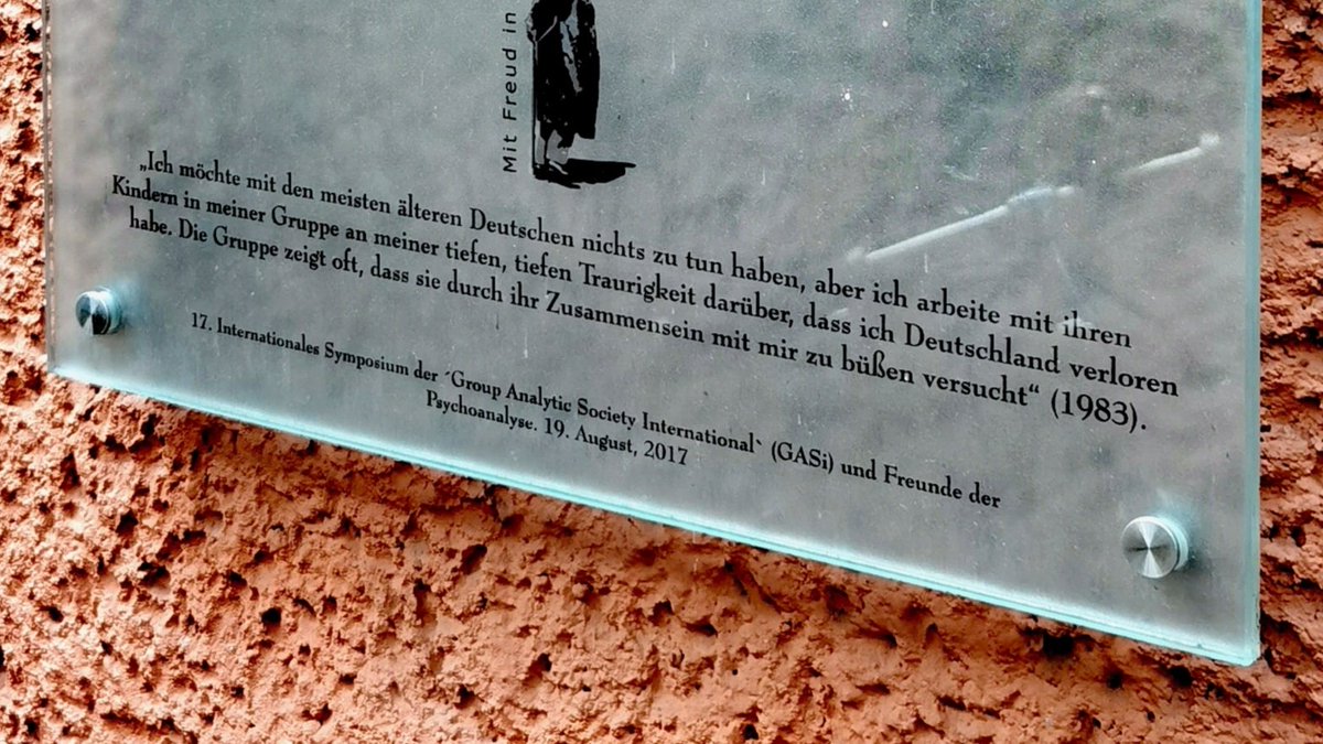 Stift_und_Bogen's tweet photo. Die Weiterentwicklung der Gruppenanalyse und ihr soziales Engagement bleiben bis zuletzt bestimmend.
Ilse #Seglow verstirbt im Jahr 1984 in London - und das Zitat auf der Gedenktafel an ihrem einstigen Wohnhaus in Berlin-Wilmersdorf ist tief bewegend, auch heute. https://t.co/BwGuX9ofxC
