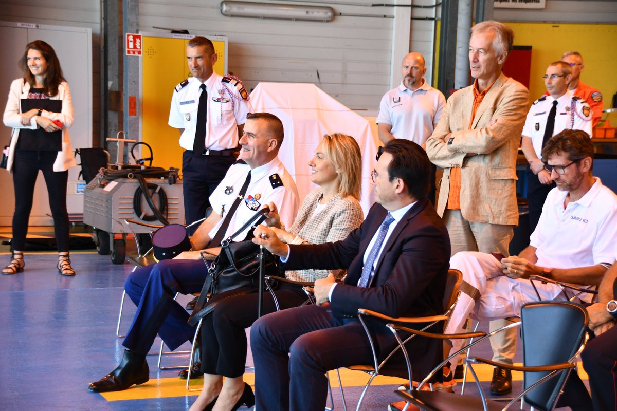 DelphLingemann's tweet photo. 🚁⛑️ #DRAGON63
J’étais présente au renouvellement de la convention de médicalisation de la base hélicoptère de la sécurité civile de Clermont-Fd.
Pour des interventions de secours à personnes encore plus rapides
@Prefet63 @CHUClermontFd @ARS_ARA_SANTE @SecCivileFrance @SDIS_63 https://t.co/Syda8Tgowl
