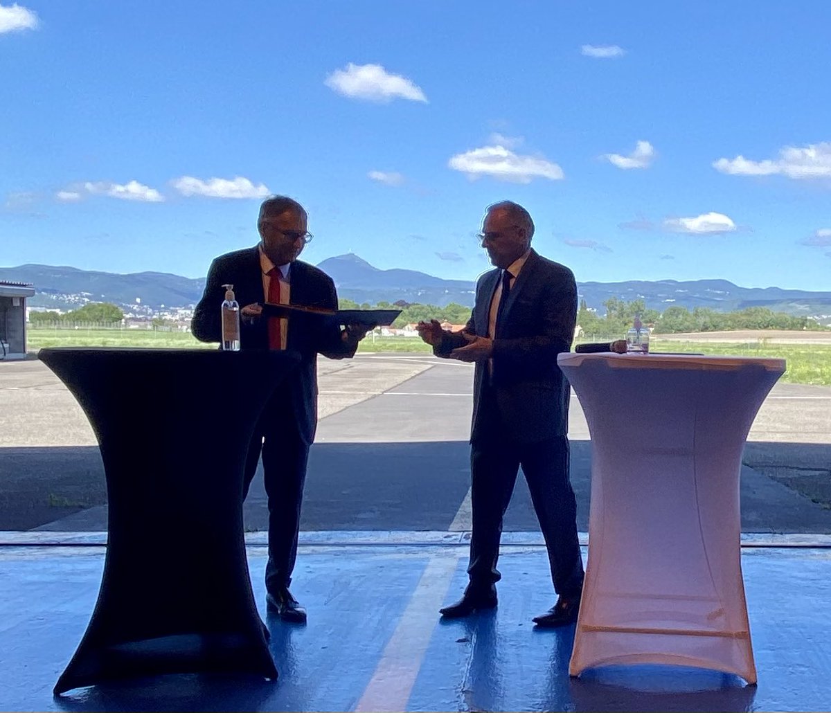 DelphLingemann's tweet photo. 🚁⛑️ #DRAGON63
J’étais présente au renouvellement de la convention de médicalisation de la base hélicoptère de la sécurité civile de Clermont-Fd.
Pour des interventions de secours à personnes encore plus rapides
@Prefet63 @CHUClermontFd @ARS_ARA_SANTE @SecCivileFrance @SDIS_63 https://t.co/Syda8Tgowl
