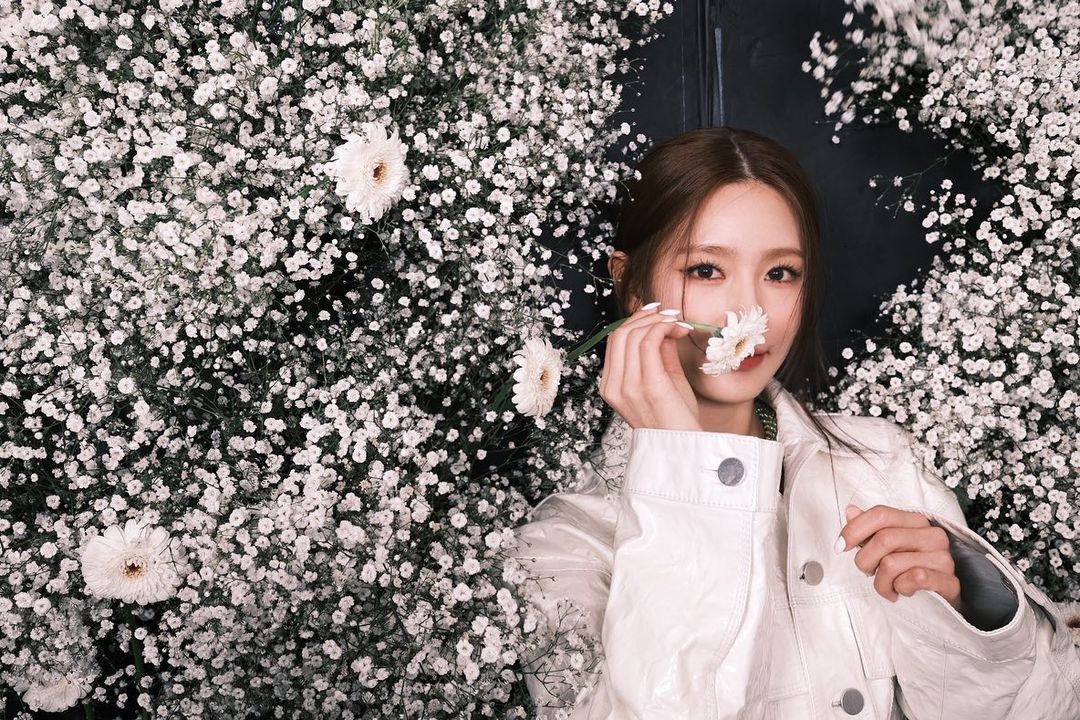 noodlezcip's tweet photo. hello, this is cho miyeon speaking 🌼 since we are now under the same roof, would you like to get closer with me? 😊 https://t.co/K62q15zS8C