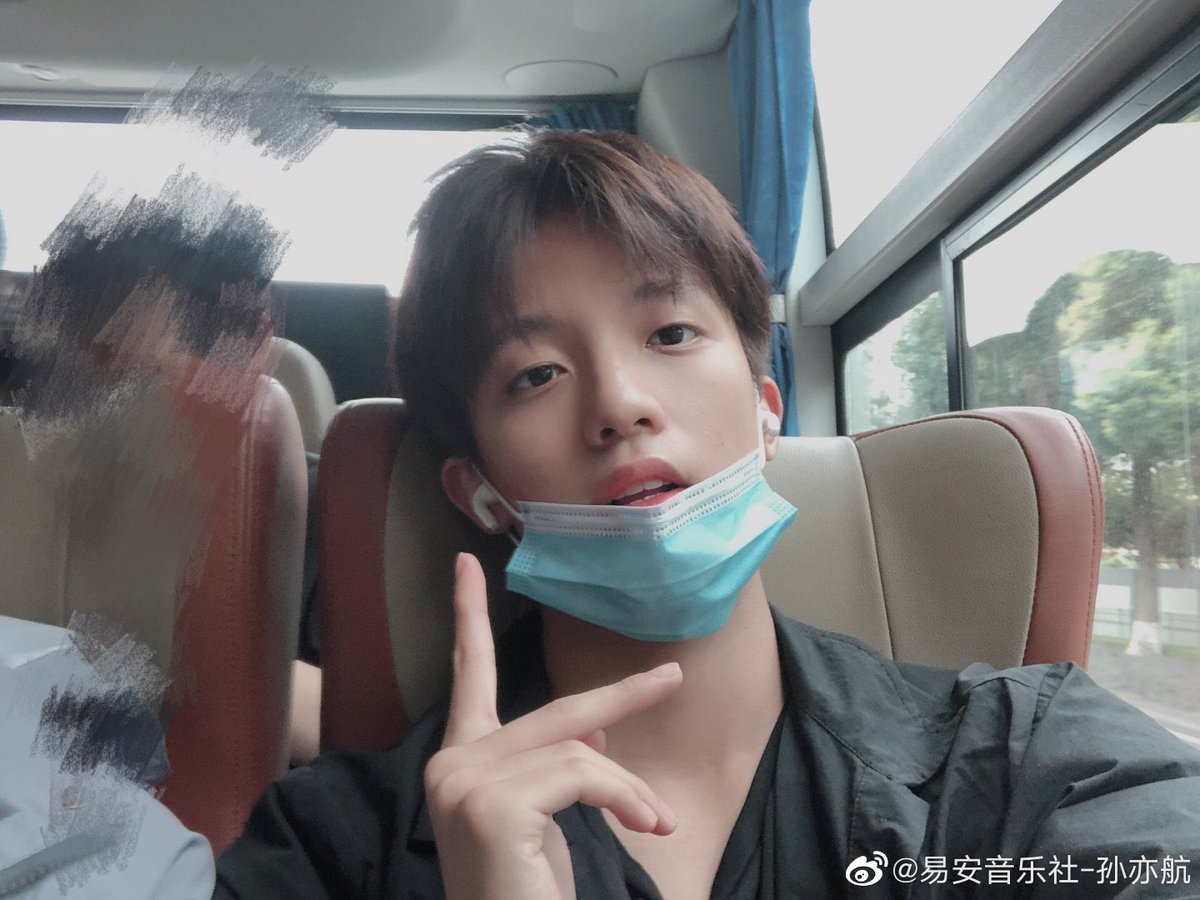 SUNYIHANGTH's tweet photo. ꒰📸⤾· 220709 #ซุนอี้หาง อัพweibo
🐱: วัยรุ่นจบลงแล้ว 🔚

และคอมเมนท์<รูป3> 
⤷🐱: คอมเมนท์ตามภาพ 

|| คุยอะไรกับอวี๋มู่หยางนะ🤔

👧🏻เป่าเป้ยสุดยอดมาก! นักศึกษาตั้งแต่บัดนี้เป็นต้นไป! ! ! <รูป4> 
⤷🐱: หากเธอได้รับ���ายงาน

||ถึงกับจะกดรีพอทแฟน😂

#SunYihang #孙亦航 #IXFORM https://t.co/F8pVu6oFui