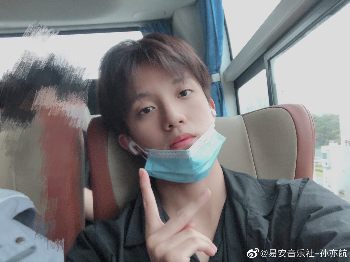 SUNYIHANGTH's tweet photo. ꒰📸⤾· 220709 #ซุนอี้หาง อัพweibo
🐱: วัยรุ่นจบลงแล้ว 🔚

และคอมเมนท์<รูป3> 
⤷🐱: คอมเมนท์ตามภาพ 

|| คุยอะไรกับอวี๋มู่หยางนะ🤔

👧🏻เป่าเป้ยสุดยอดมาก! นักศึกษาตั้งแต่บัดนี้เป็นต้นไป! ! ! <รูป4> 
⤷🐱: หากเธอได้รับ���ายงาน

||ถึงกับจะกดรีพอทแฟน😂

#SunYihang #孙亦航 #IXFORM https://t.co/F8pVu6oFui