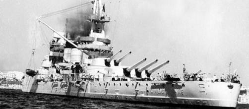 mariobianchi18's tweet photo. Il #9luglio 1940 avviene lo scontro navale di #PuntaStilo (RC): la corazzata britannica Warspite colpisce la corazzata italiana Giulio Cesare; la flotta italiana si ritira. La Regia Aeronautica a quel punto attacca pesantemente le navi britanniche ottenendo però scarsi risultati. https://t.co/ogocTORHTn