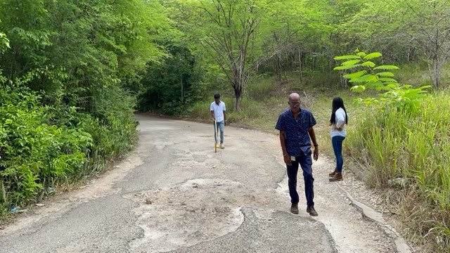 Tova_Hamilton's tweet photo. A few weeks ago my team and I toured the Reserve main road with the NWA reps to identify areas we could rehabilitate to ease the discomfort of motorists out of a small allocation from the Constituency Development Fund.

#RoadtoRecovery #TrelawnyNorthern #InchxInch https://t.co/95JTZLKkqq
