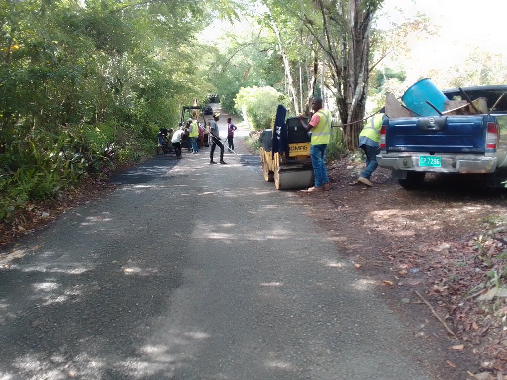 Tova_Hamilton's tweet photo. Today I announce that we completed those works earlier this week and intend to continue this effort in the medium term until the entire roadway is improved. 

#RoadtoRecovery #TrelawnyNorthern #InchxInch https://t.co/iVUZg8OCpY