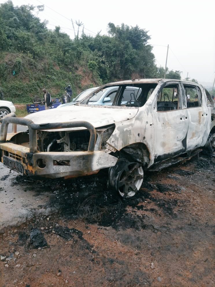 MMuhwezi_UG's tweet photo. GRUESOME! #Buikwe CAO Ogwang Shot Dead
Reports indicate that Ag.CAO Buikwe district, Robert Charles Ogwang was shot dead in wee hours of Saturday morning by unknown gunmen around Bombo whilst travelling to Lira. Vehicle was burnt to ashes. Motive unclear

#SadMorning #RIPOgwang https://t.co/qxf961MH49