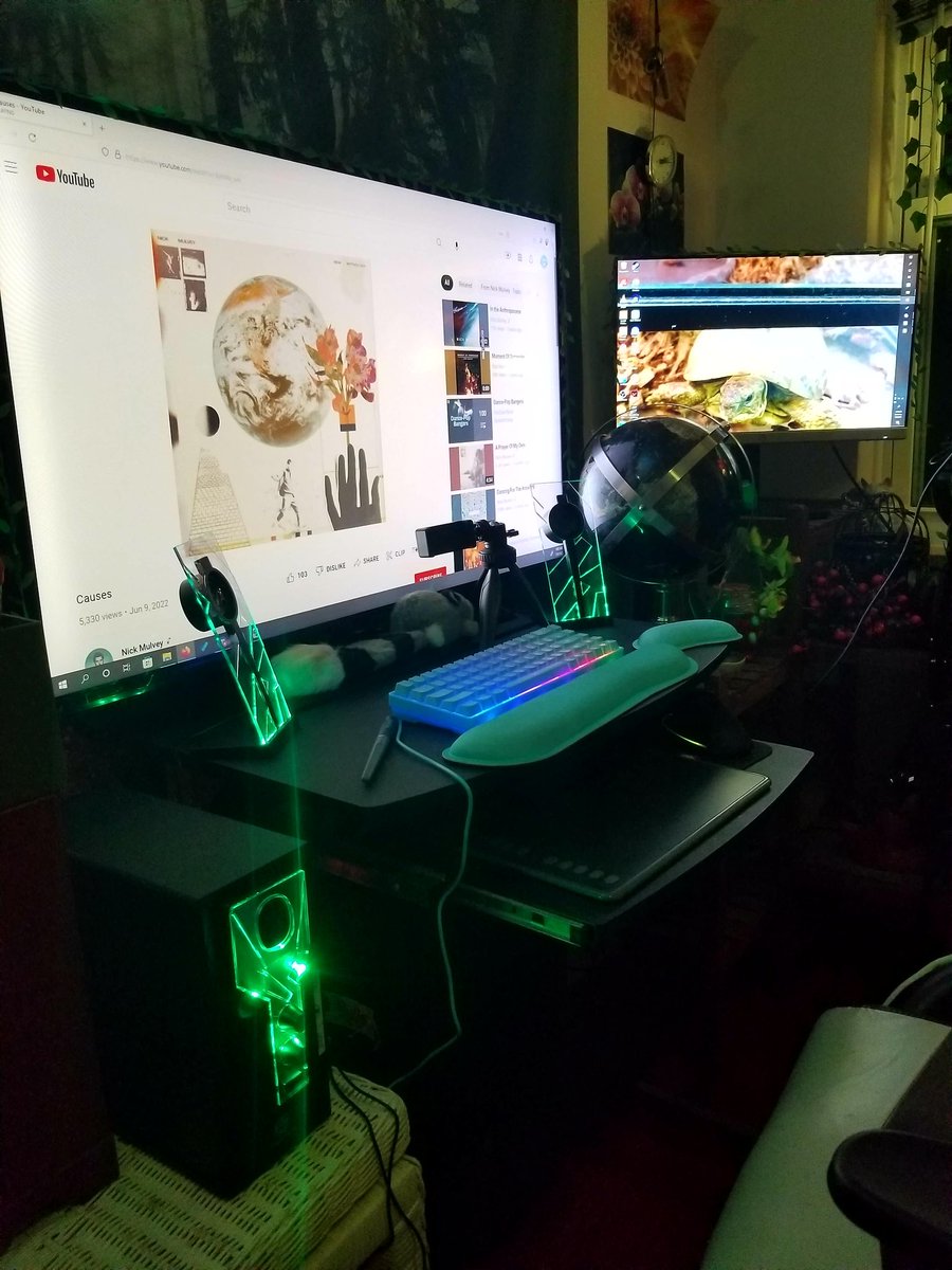 hongodelaluna's tweet image. I set up my new speakers!! #battlestation #vtubersetup #Vtuber #VTuberUprising