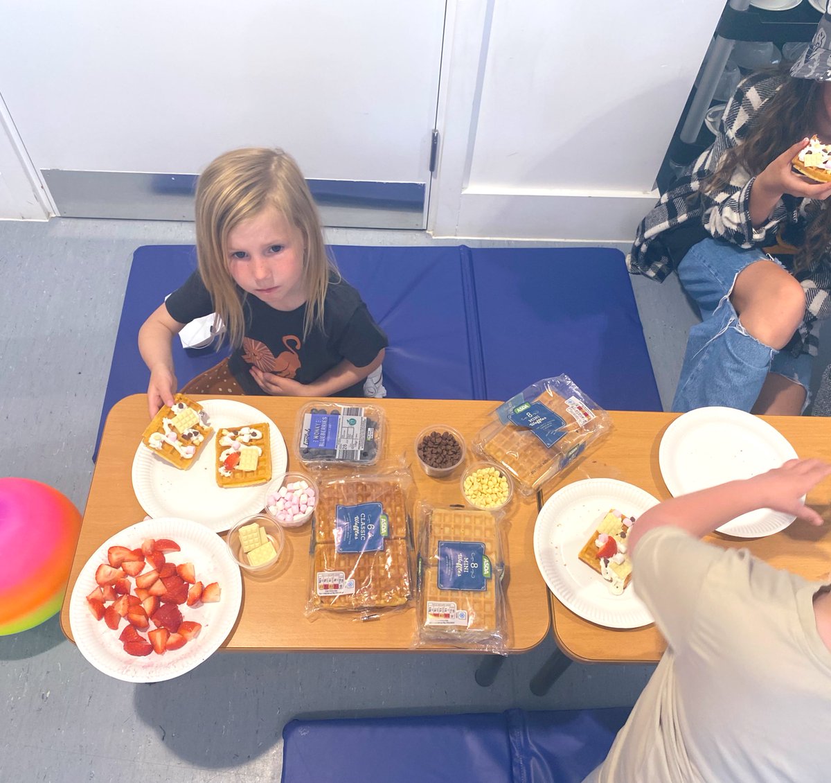 🌈 WHAT AN AMAZING DAY!!! SENDAC’s FIRST EVENT!🌈 

We had our first event a couple of weeks ago! Cakes, crafts, creatures and laughs!

Thank you to all of the parent’s and children who came! And a big thank you to Claire's Cool Creatures and Endorphins Group who attended!