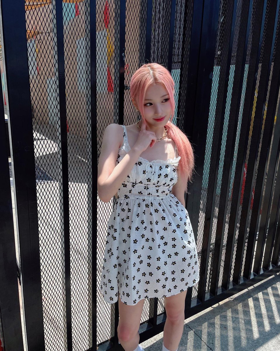 CHOlJINNI's tweet photo. The sunny summer I spent in LA a few moments ago had what an amazing opportunity! 💗 The thought of walking to and fro in a cute dress against the warm sun, only existed in my mind before. So do you think, can I go back to those colorful days then? 🌤🌷 https://t.co/795V3XX8it