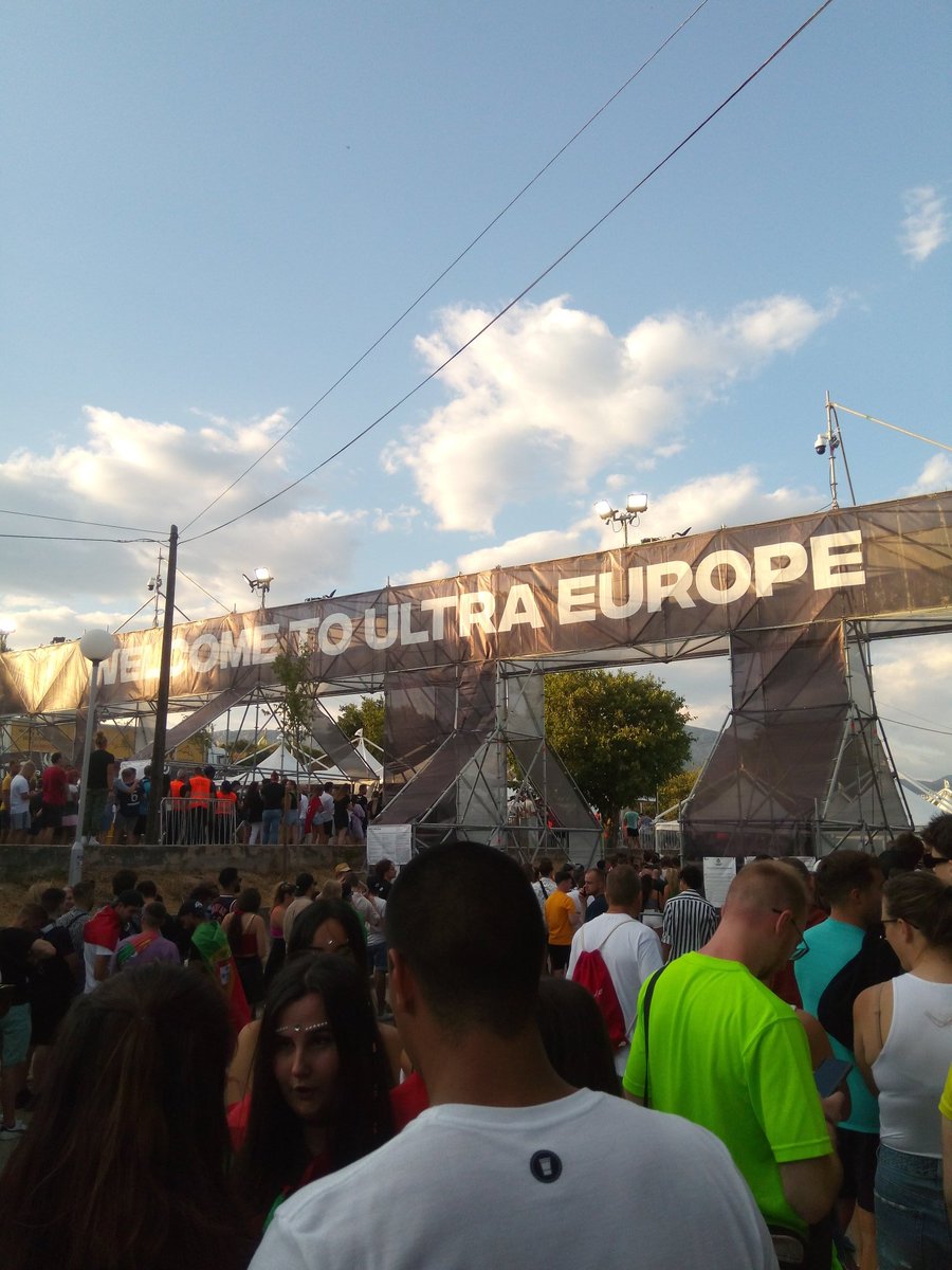 devdaniel23's tweet photo. Paar Tage Festival. Eine findom auch zufällig vertreten? https://t.co/rQxCPcCTpF