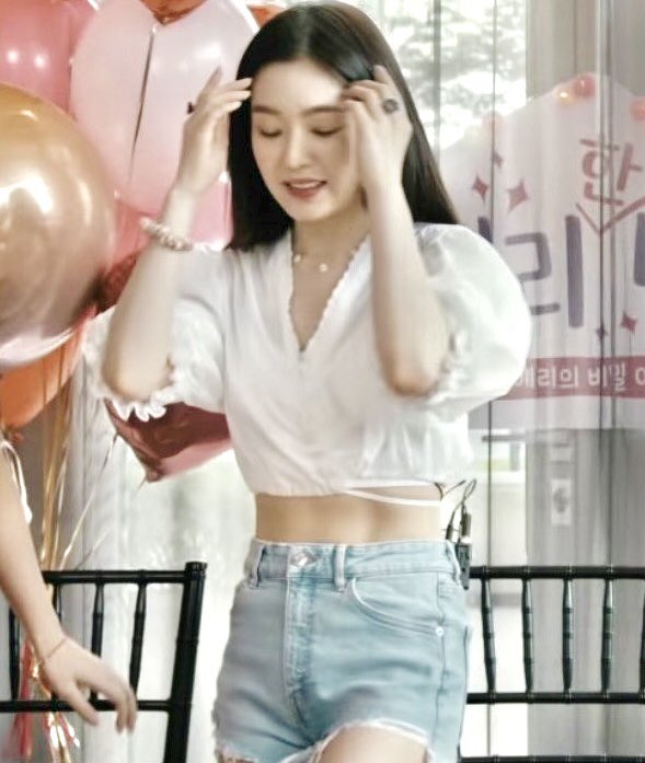 irenebaethread's tweet photo. Just #IRENE casually rocking every white shirt she wears🤤 ( a slay thread ) https://t.co/2yIURiZr5V