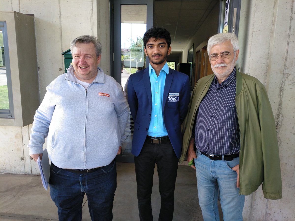 chess_event's tweet photo. El campeón del XIV Cerrado Villa de Gijón, GM Gukesh, entre el organizador del torneo, Francisco León, y el árbitro principal, Vitorino Días Ferreira. https://t.co/H0TuD2Nhqt
