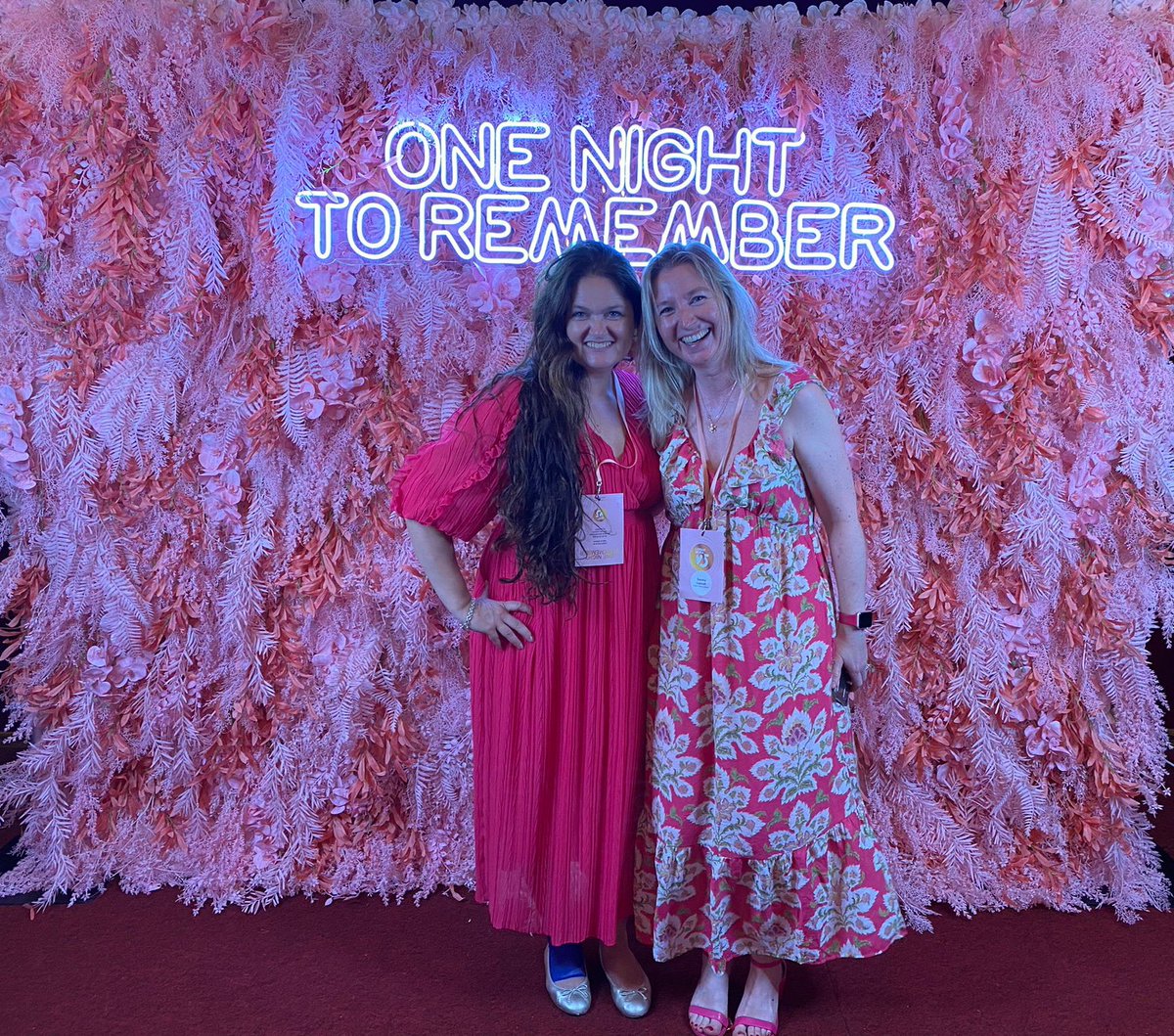 Oh what a night! 🥳 Was für ein wunderschöner Flitter-Glitzer-Sommerparty-Wiedersehensabend in Berlin! 🎪🎈😍 Danke, <a href="/landaumedia/">Landau Media</a>! Ihr habt’s wirklich krachen lassen (Jan Delay?!? Halloooo??? 😇🚀) #25LandauMedia