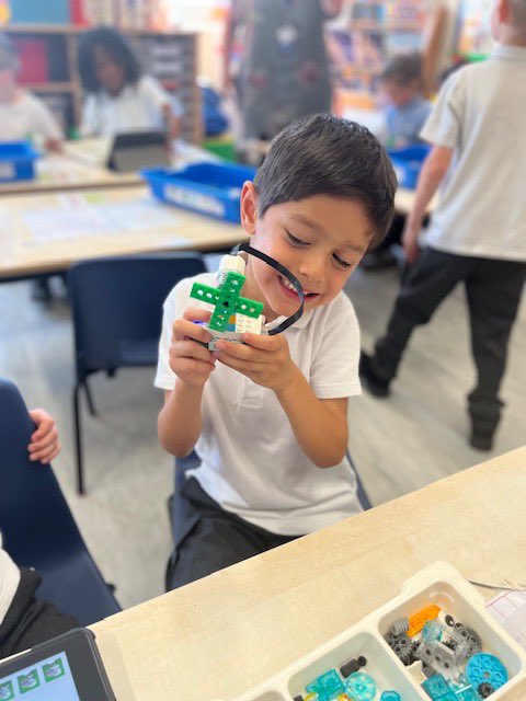 windrushprimary's tweet photo. Year 1 using Lego WeDo 2.0 to make and code Lego robots using algorithms. They absolutely loved it! #futuretechnologists https://t.co/e6z9uElnYD