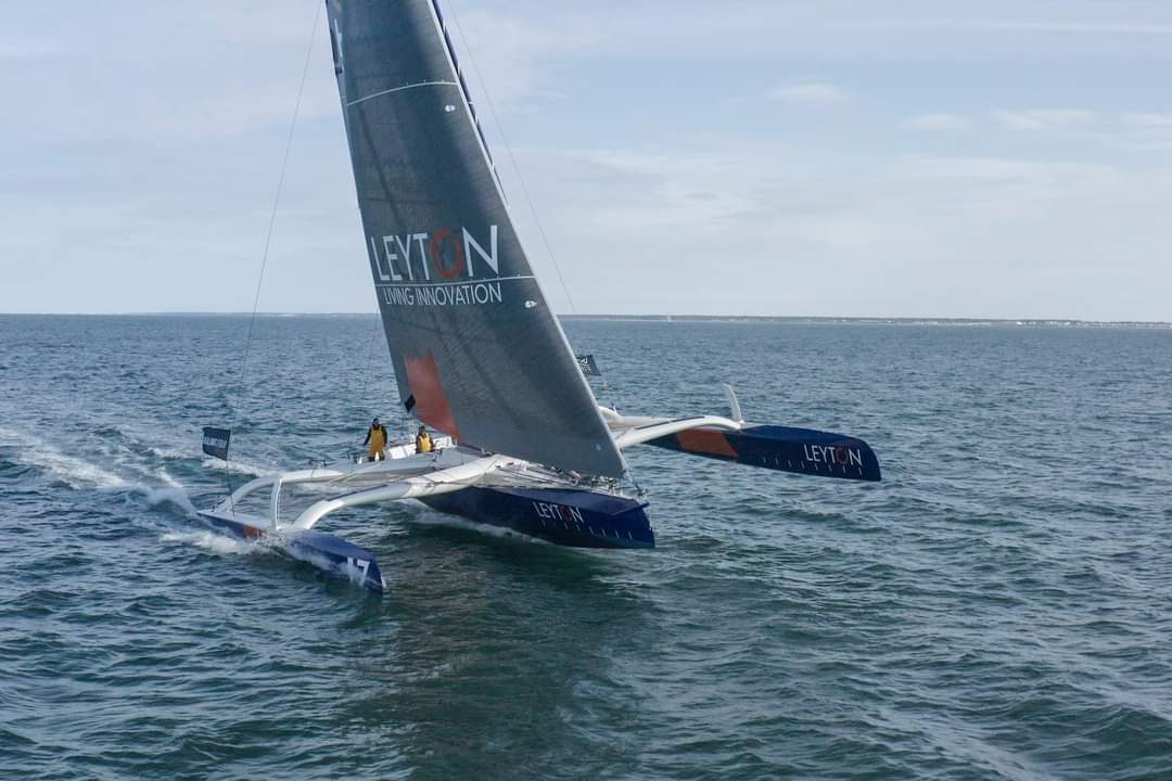 UltimBoat's tweet photo. #UltimTeam #OceanFifty #FinalRush #prosailingtour
Les 3 équipage de tête sont dans les derniers milles de Final Rush 2022. Arkéma est toujours en tête, mais devant Koesio. Au lever du jour, Sam Goodchild et son équipage sur Leyton, ont décidé à la pointe Bretonne de se décaler https://t.co/TdhlcoSgxa