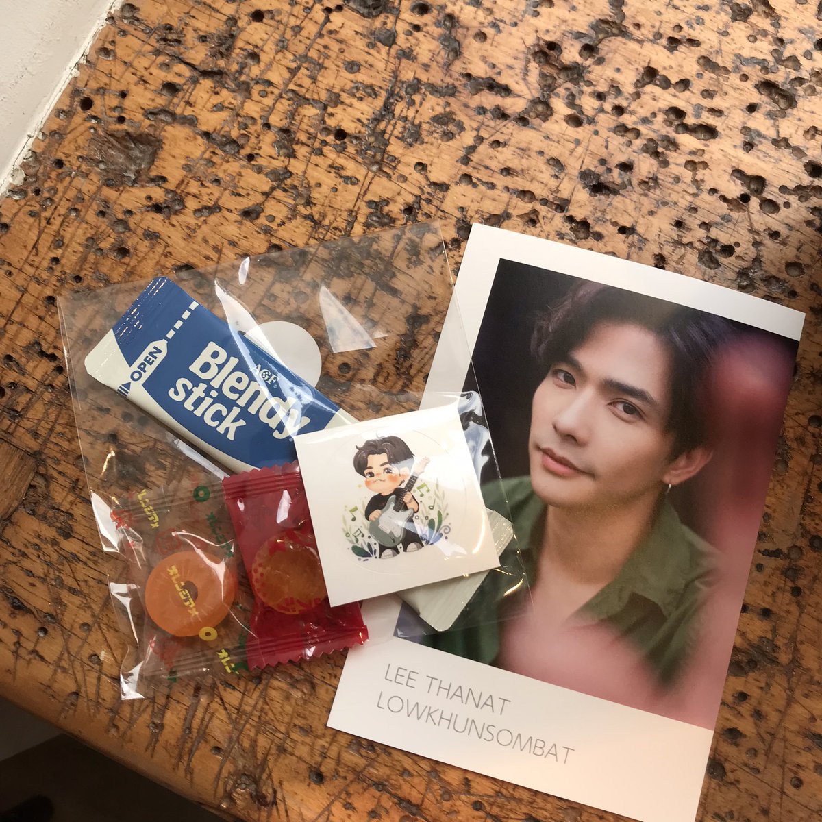 #Mii2galleryOsakawithThaiActors へお邪魔しております。お会いできた方へお土産を用意したのですが、配布しきれなかったものは、この後ポスカと共に設置しておりますので、ぜひお持ち帰りください😊

大好きな <a href="/botakan_ws/">botakan 🪄 cms open 🎨 🖼 ✨️</a> 様が描いてくださったグラサンのりーくんです。