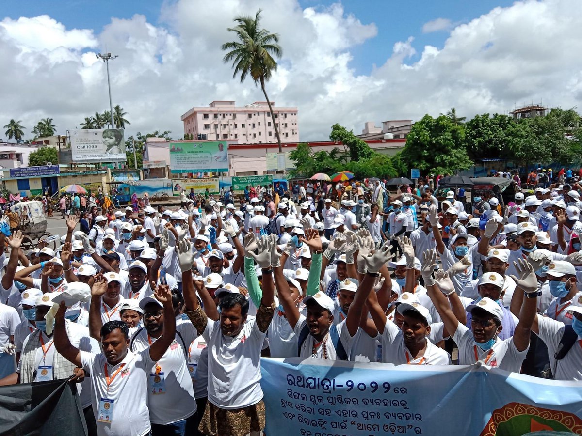 sudarsansand's tweet photo. Single-use plastics are hazardous for environment.
Glad to join “Swachh Sankalp” to reduce single-use plastic products and also for #SwachhTeerths. Glimpses of @AameOdia’s awareness drive for #PlasticFreeRathYatra on #BahudaYatra at Puri. #BeatPlasticPollution https://t.co/muifdoSWzK