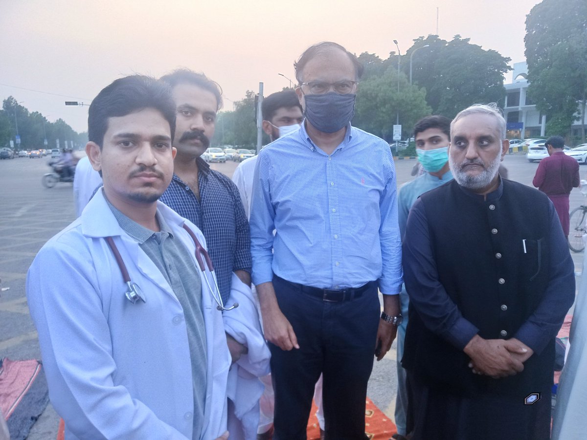 DWMOfficial's tweet photo. Ahsan Iqbal Sb always became voice of white coat community,he joined our protest against PMC &amp; NLE at D-Chowk Islamabad last year.He also played his role to bring PMDC Bill in National Assembly.We strongly condemn the misbehave with him
#گولی_سے_گالی_تک
#McDonalds @betterpakistan https://t.co/wEA6yBacQC