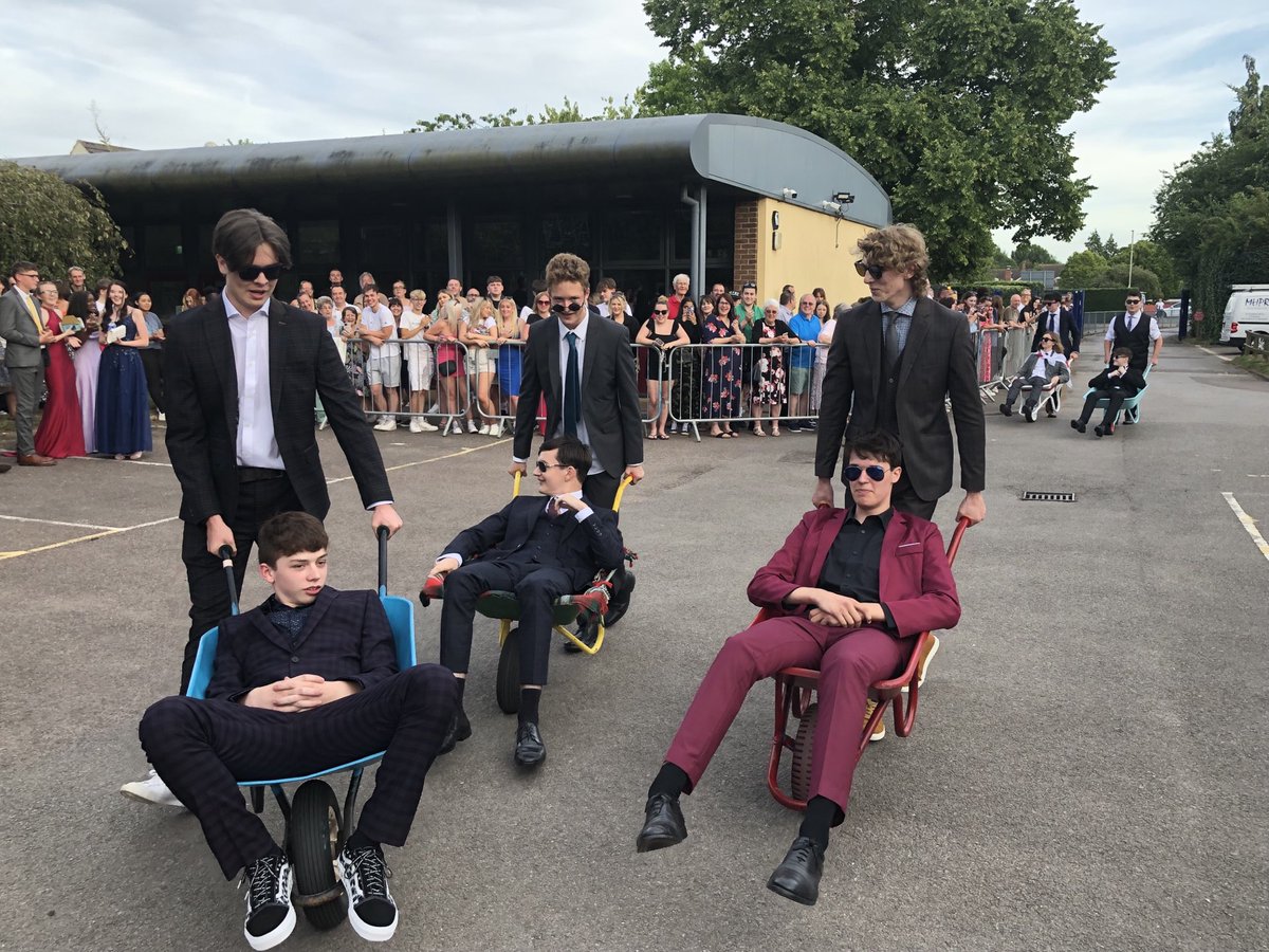 Fitzharrys's tweet photo. A brilliant night celebrating at the year 11 leaver’s ball. Amazing arrivals, dramatic dancing and wheelbarrows were just a few of the highlights. https://t.co/FjIIsCazZI