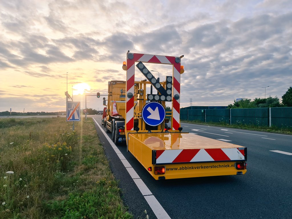 Abbink_VT's tweet photo. About last night... LED module wisselen in een VRI lantaarn inclusief het verzorgen van de #afzetting 💪🏻 #Abbink #Verkeerstechniek https://t.co/5ImfjfUhKo