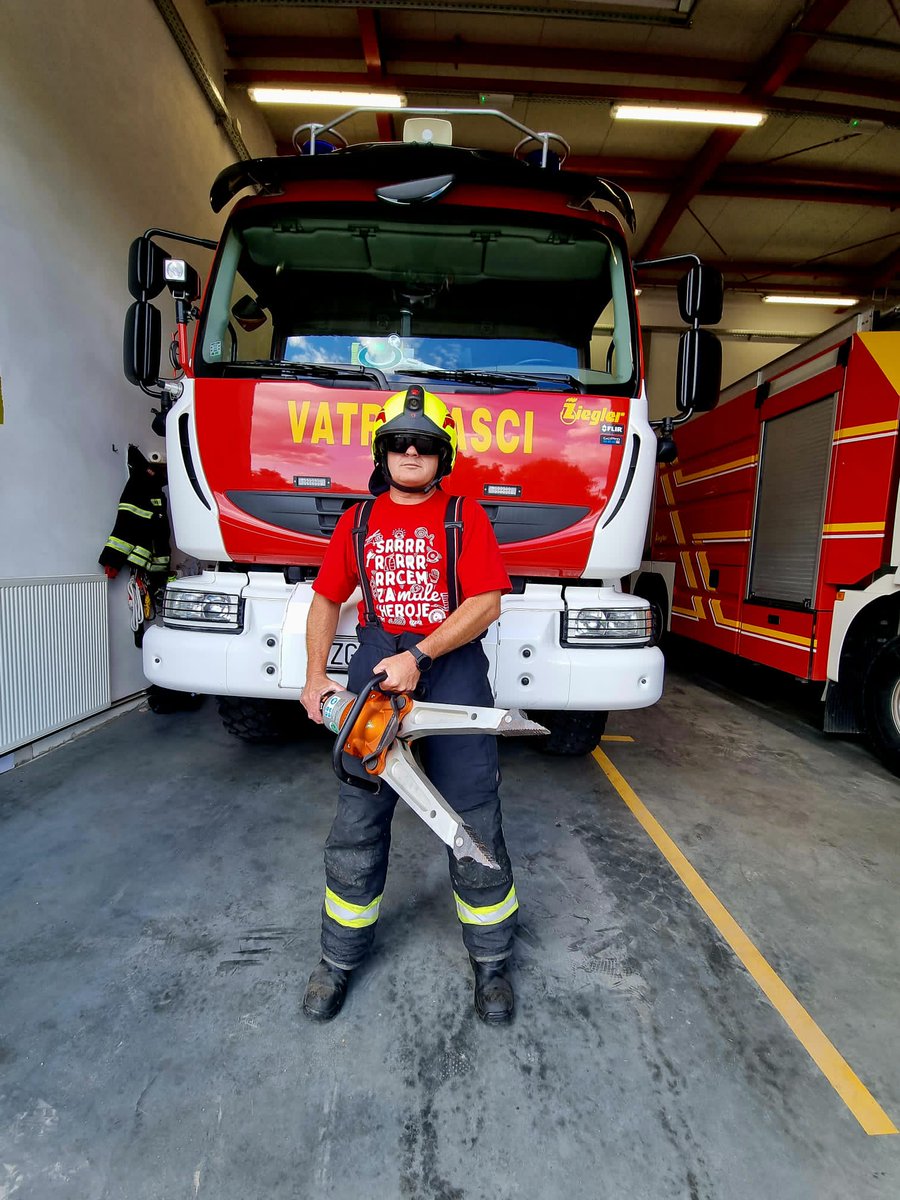 zeljko_jo's tweet photo. Javna vatrogasna postrojba Grada Splita organizira 2.po redu akciju "Srcem za male heroje". Cilj akcije je prikupiti sredstva za nabavku medicinskog uređaja za Kliniku za dječje bolesti KBC-a Split. Klikom na WEBSHOP možete podržati ovu akciju  https://t.co/1rsRbMECzO ♥️ https://t.co/tqzsIiy2Me