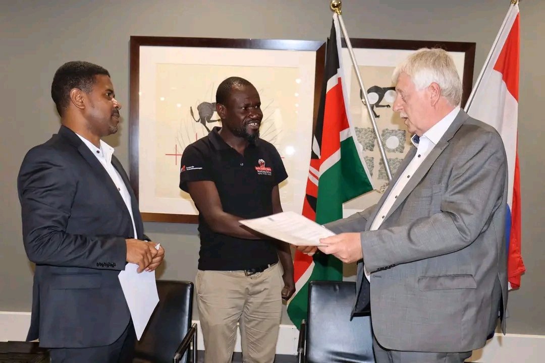 RoguestSensei's tweet photo. Partnership with the Netherlands Embassy to Strengthen Justice Centres Movement in Kenya. HAKI Africa today signed an agreement with the Netherlands Embassy to support the social justice centres movement in Kenya.
#ForHAKI
#Standup4HumanRights https://t.co/WyTkK4e0KN