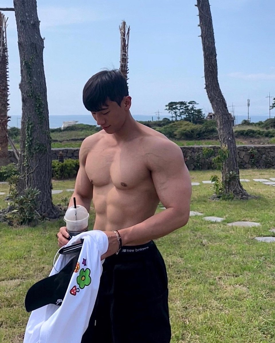 geunyookmon121's tweet photo. 회사 상사가 근육맨인 그런 https://t.co/G6SbrAQgi3