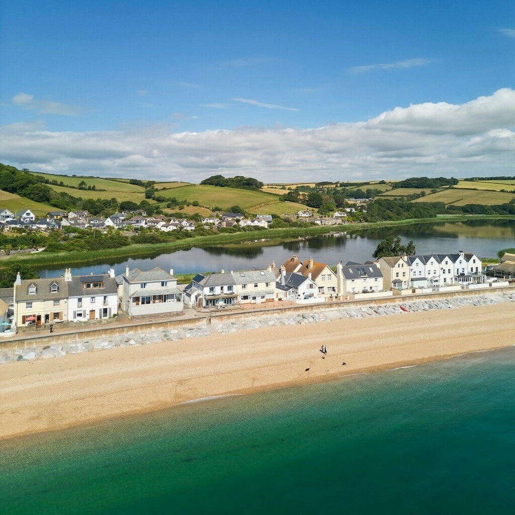 How bloody gorgeous does Torcross look from the air? Absolutely loving the colours in the sea, the reflections in the ley and the hills beyond. This is from yesterday's shoot for a new #AirBnB property. A glorious day and a beautifully designed holiday property which I look …