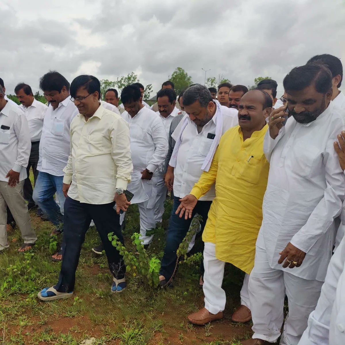 Ramappa_S_MLA's tweet photo. ಮಾಜಿ ಮುಖ್ಯಮಂತ್ರಿಗಳಾದ @siddaramaiah ರವರ 75ನೇ ವರ್ಷದ ಹುಟ್ಟುಹಬ್ಬದ ಅಂಗವಾಗಿ ನಡೆಯುವ ಅಮೃತಮಹೋತ್ಸವ ಕಾರ್ಯಕ್ರಮದ ಸಮಿತಿಯ ಪದಾಧಿಕಾರಿಗಳು ದಾವಣಗೆರೆಯ ಸ್ಥಳ ಪರಿಶೀಲನೆ ಮಾಡಿದರು. ಈಸಂದರ್ಭದಲ್ಲಿ @byrathi_suresh @iumashree @Dr_Jayamala @dvgmallikarjun @CMahadevappa ಇನ್ನೂ ಹಲವು ಮುಖಂಡರು ಭಾಗವಹಿಸಿದ್ದರು. https://t.co/WaZEq2U41I
