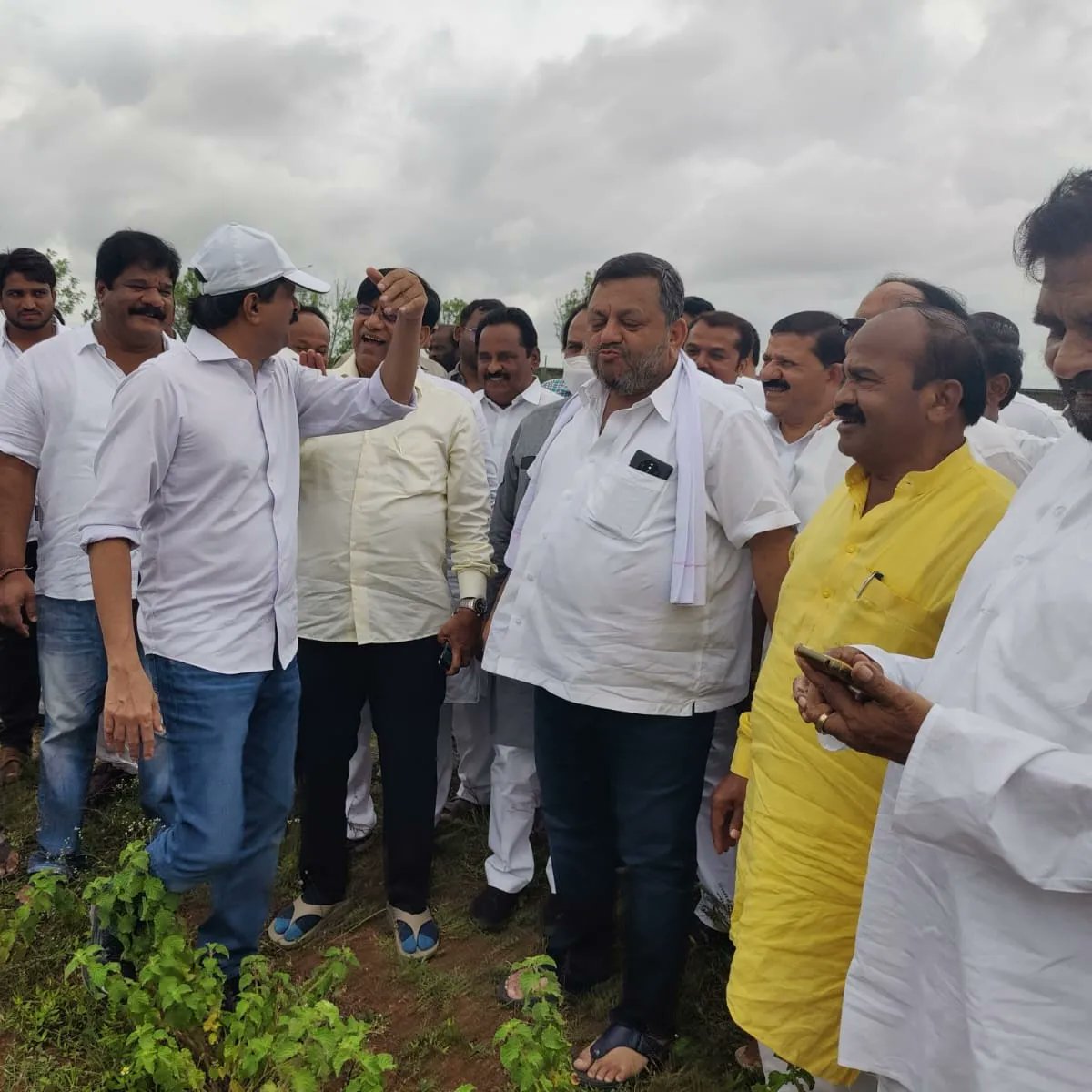 Ramappa_S_MLA's tweet photo. ಮಾಜಿ ಮುಖ್ಯಮಂತ್ರಿಗಳಾದ @siddaramaiah ರವರ 75ನೇ ವರ್ಷದ ಹುಟ್ಟುಹಬ್ಬದ ಅಂಗವಾಗಿ ನಡೆಯುವ ಅಮೃತಮಹೋತ್ಸವ ಕಾರ್ಯಕ್ರಮದ ಸಮಿತಿಯ ಪದಾಧಿಕಾರಿಗಳು ದಾವಣಗೆರೆಯ ಸ್ಥಳ ಪರಿಶೀಲನೆ ಮಾಡಿದರು. ಈಸಂದರ್ಭದಲ್ಲಿ @byrathi_suresh @iumashree @Dr_Jayamala @dvgmallikarjun @CMahadevappa ಇನ್ನೂ ಹಲವು ಮುಖಂಡರು ಭಾಗವಹಿಸಿದ್ದರು. https://t.co/WaZEq2U41I
