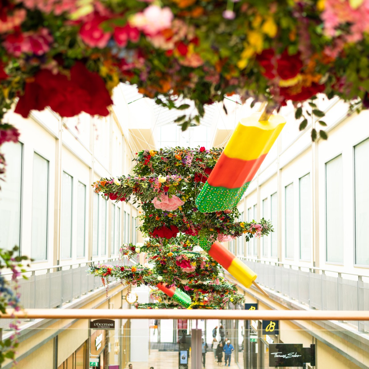 StDavidsCardiff's tweet photo. Have you discovered our beautiful floral displays yet? 🌼 🌸  

Don't forget to snap a selfie by them and tag us in your social posts using #SDLollydays – you could win some amazing prizes! 📸 

Find out more 👉 https://t.co/qLIdHWCiIa

#stdavids #stdavidscardiff #ilovesthediff https://t.co/W758br4Few