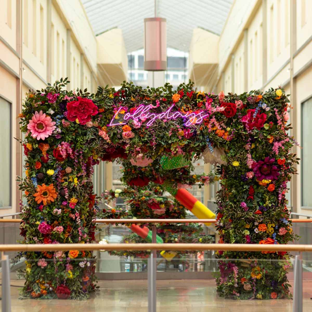 StDavidsCardiff's tweet photo. Have you discovered our beautiful floral displays yet? 🌼 🌸  

Don't forget to snap a selfie by them and tag us in your social posts using #SDLollydays – you could win some amazing prizes! 📸 

Find out more 👉 https://t.co/qLIdHWCiIa

#stdavids #stdavidscardiff #ilovesthediff https://t.co/W758br4Few