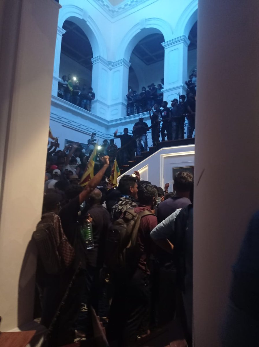economynext's tweet photo. #SriLanka's #aragalaya protestors #OccupyingPresidentsHouse. #ProtestLK #aragalaya #EconomicCrisisLK #CountryToColombo #GotaGoGama #OccupyGalleFace #GoHomeGota https://t.co/Q2M94TsDSH