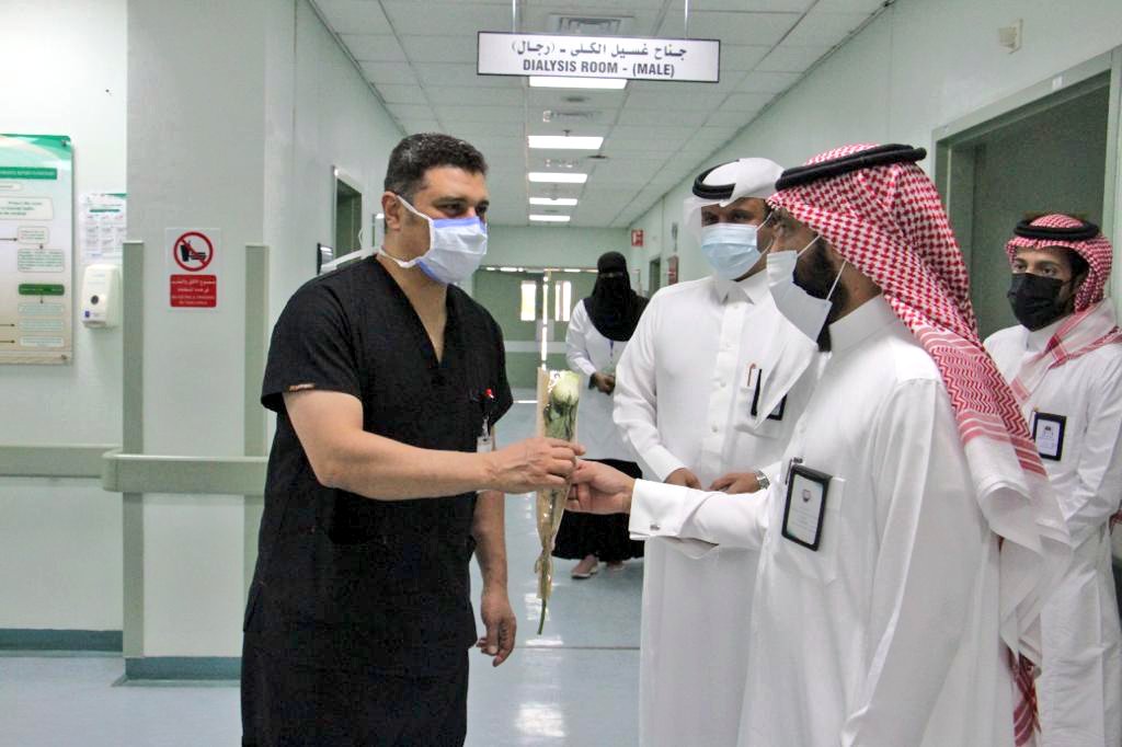 AlKharjHospital's tweet photo. جانب من معايدة مدير #مستشفى_الملك_خالد_بالخرج بالإنابة أ.حميد العنزي للمرضى المنومين ومنسوبي المستشفى بمناسبة حلول #عيد_الاضحى_المبارك. https://t.co/uZrhHuplvH
