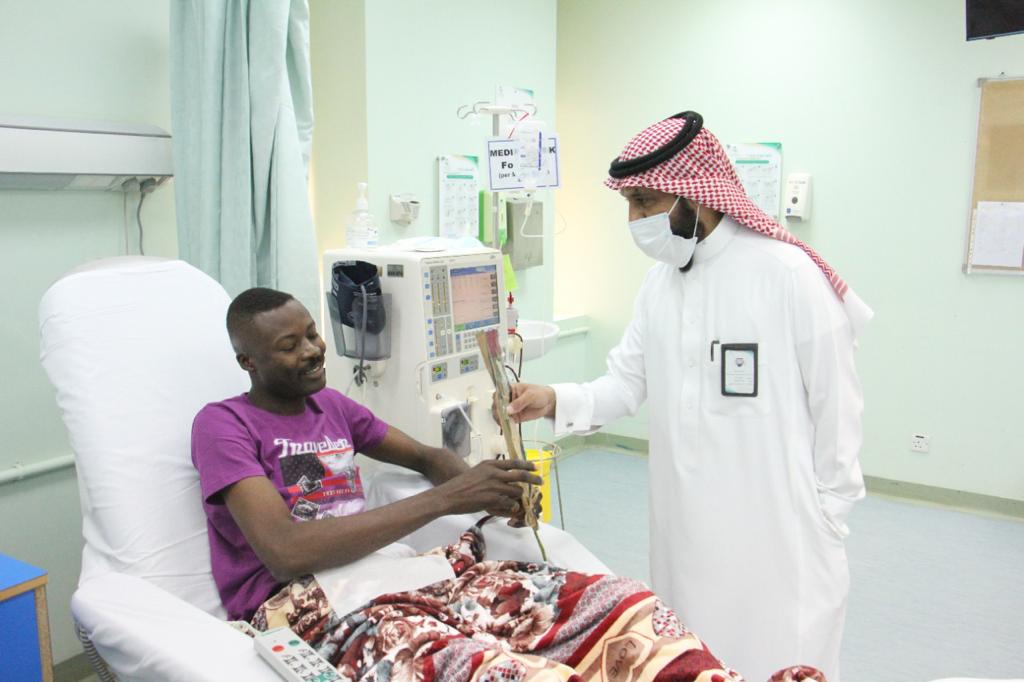 AlKharjHospital's tweet photo. جانب من معايدة مدير #مستشفى_الملك_خالد_بالخرج بالإنابة أ.حميد العنزي للمرضى المنومين ومنسوبي المستشفى بمناسبة حلول #عيد_الاضحى_المبارك. https://t.co/uZrhHuplvH