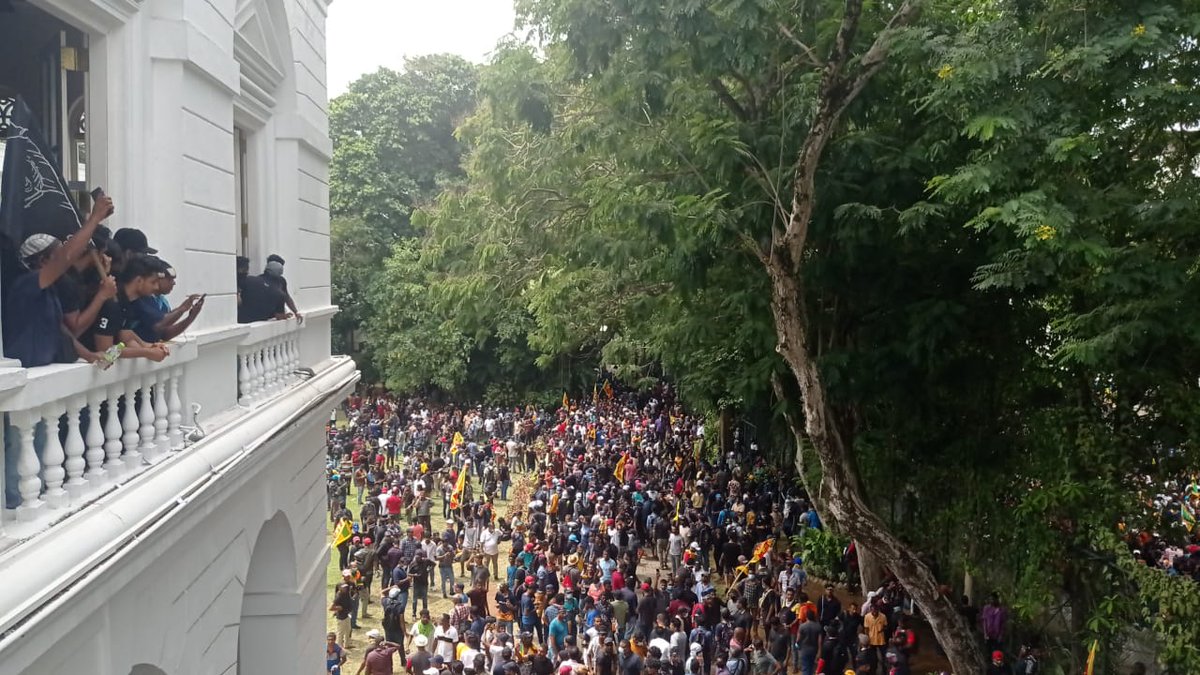 economynext's tweet photo. The crowd out of #OccupyPresidentsHouse. #ProtestLK #aragalaya #EconomicCrisisLK #CountryToColombo #GotaGoGama #OccupyGalleFace #GoHomeGota #PowerToThePeople #SriLanka #Colombo https://t.co/nO1XFuDai2