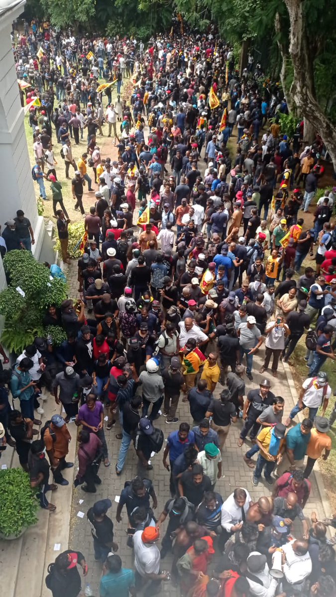economynext's tweet photo. The crowd out of #OccupyPresidentsHouse. #ProtestLK #aragalaya #EconomicCrisisLK #CountryToColombo #GotaGoGama #OccupyGalleFace #GoHomeGota #PowerToThePeople #SriLanka #Colombo https://t.co/nO1XFuDai2
