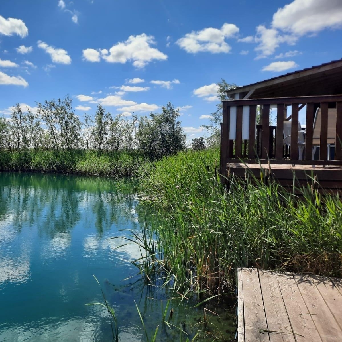 HeadFen's tweet photo. 🤩What a view!🤩

With blue skies all round, we had to share the views from our Cathedral View lodges yesterday. 
The reflections of the clouds in the water looked amazing!

Photos by our housekeeping team; busy at work but making time to take in the beauty
#headfencountryretreat https://t.co/nNg0rQ0R74