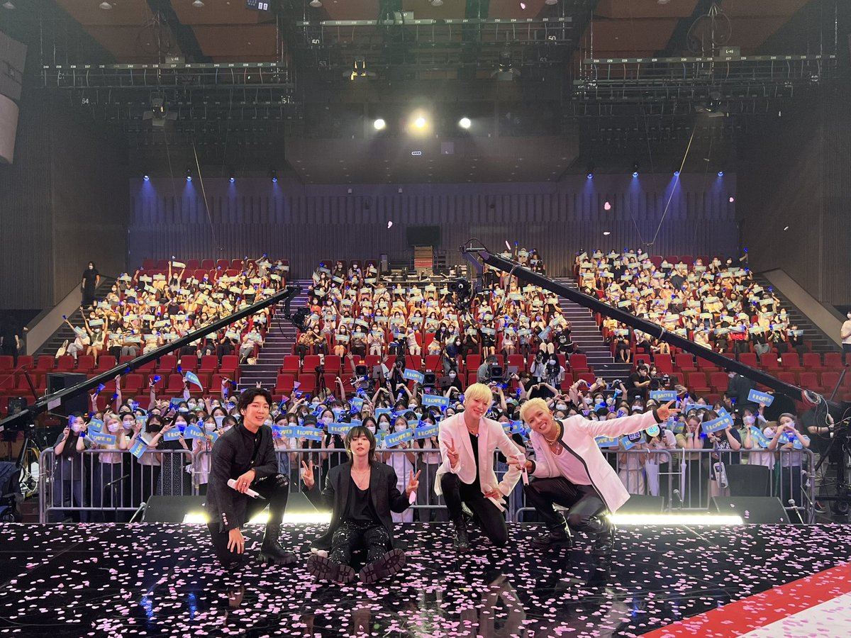 official_yoon_'s tweet photo. 오늘도 함께해준 인서들 덕분에 텐션 굳굳💙 https://t.co/5OXi8M6Cpg