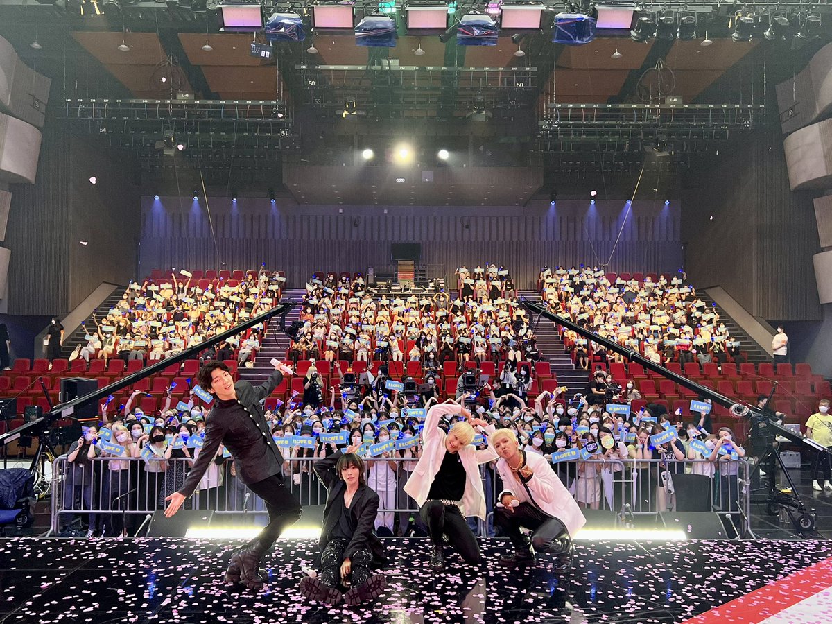 official_yoon_'s tweet photo. 오늘도 함께해준 인서들 덕분에 텐션 굳굳💙 https://t.co/5OXi8M6Cpg