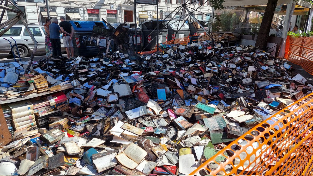 LanfrancoPalazz's tweet photo. La bancarella dei libri di piazzale Flaminio stanotte data alle Fiamme. Bruciare turti questi libri è un crimine. #Roma #libri https://t.co/TAGkSLXjzy