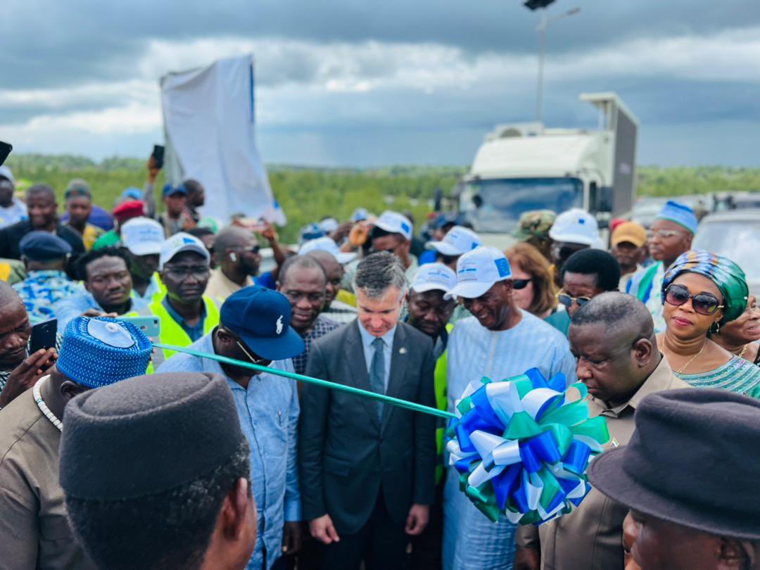 AmbroseJames12's tweet photo. Yesterday together with #EUSierraLeone @PresidentBio commissioned the new 231 meters double lane Mabang bridge. We continue to connect chiefdoms, regions and the nation. We are delivering on promises to citizens. 🇸🇱🇪🇺cooperation @#NAOSL @kaikaifm @PKMuana1 https://t.co/JRH4q08WnF