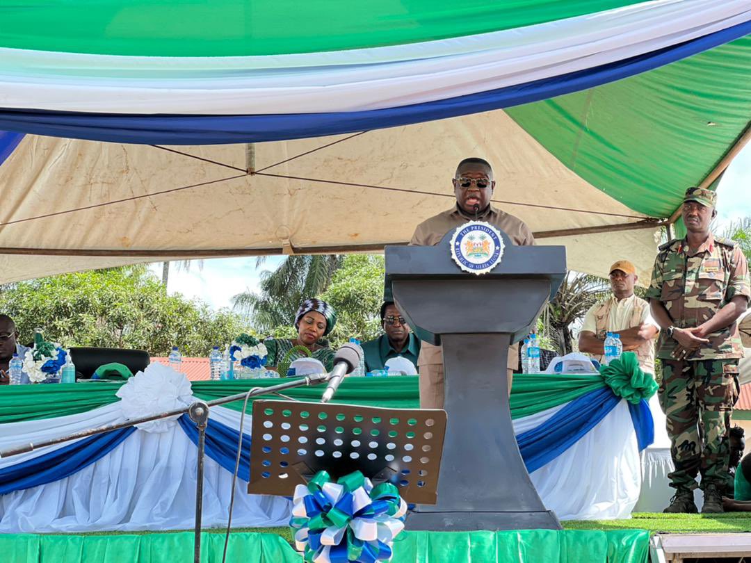 AmbroseJames12's tweet photo. Yesterday together with #EUSierraLeone @PresidentBio commissioned the new 231 meters double lane Mabang bridge. We continue to connect chiefdoms, regions and the nation. We are delivering on promises to citizens. 🇸🇱🇪🇺cooperation @#NAOSL @kaikaifm @PKMuana1 https://t.co/JRH4q08WnF