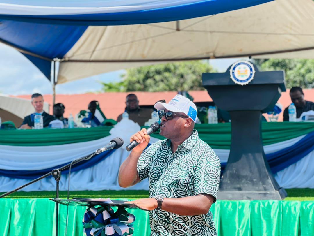 AmbroseJames12's tweet photo. Yesterday together with #EUSierraLeone @PresidentBio commissioned the new 231 meters double lane Mabang bridge. We continue to connect chiefdoms, regions and the nation. We are delivering on promises to citizens. 🇸🇱🇪🇺cooperation @#NAOSL @kaikaifm @PKMuana1 https://t.co/JRH4q08WnF