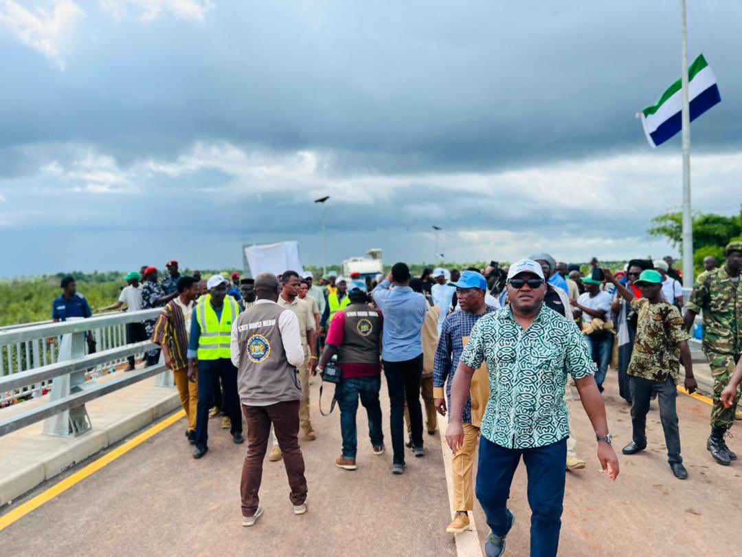 AmbroseJames12's tweet photo. Yesterday together with #EUSierraLeone @PresidentBio commissioned the new 231 meters double lane Mabang bridge. We continue to connect chiefdoms, regions and the nation. We are delivering on promises to citizens. 🇸🇱🇪🇺cooperation @#NAOSL @kaikaifm @PKMuana1 https://t.co/JRH4q08WnF