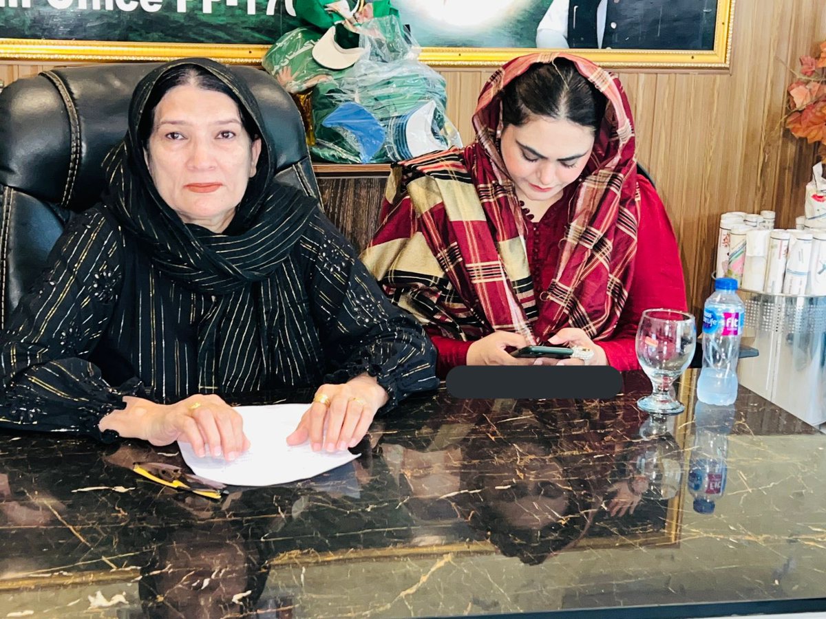 Shamylaroy's tweet photo. پی پی 170 ضمنی الیکشن۔ انشاء شیر ھر واری فیر۔ بی بی وڈیری شمائلہ رانا خواتین کارکنان کیساتھ ڈور ٹو ڈور کمہپئین https://t.co/i4pfJG7SsX