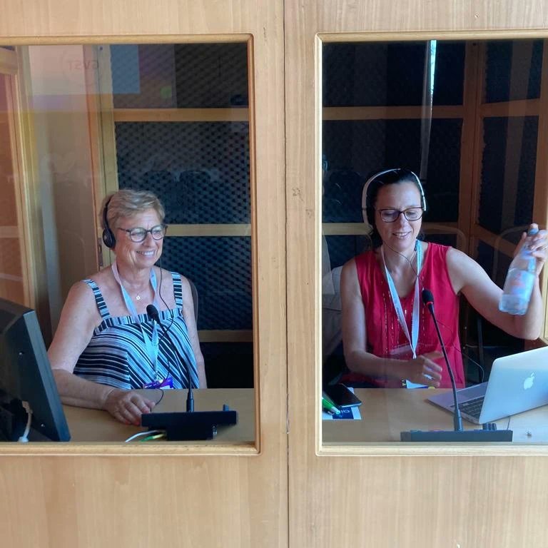 interpretiaiic's tweet photo. Buongiorno ☀️ da Lecce 🇮🇹, comincia il sabato @aiiconline #PRIMS con @MPI_Italia - e non potevano mancare le cabine con i nostri interpreti sorridenti😃Laura, Maureen, Mike e Ben! #1nt #terplove  #MICEforFuture #AIIC #AIICItalia #meetingprofs #eventprofs https://t.co/EvYx9tMtkZ