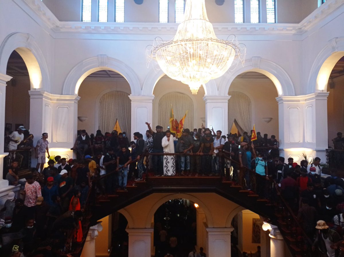 economynext's tweet photo. #Protestors have fully taken over the President's Residence in #Colombo. #ProtestLK #aragalaya #EconomicCrisisLK #CountryToColombo #GotaGoGama #OccupyGalleFace #GoHomeGota #OccupyPresidentsHouse #PowerToThePeople https://t.co/dnG5J72WQO