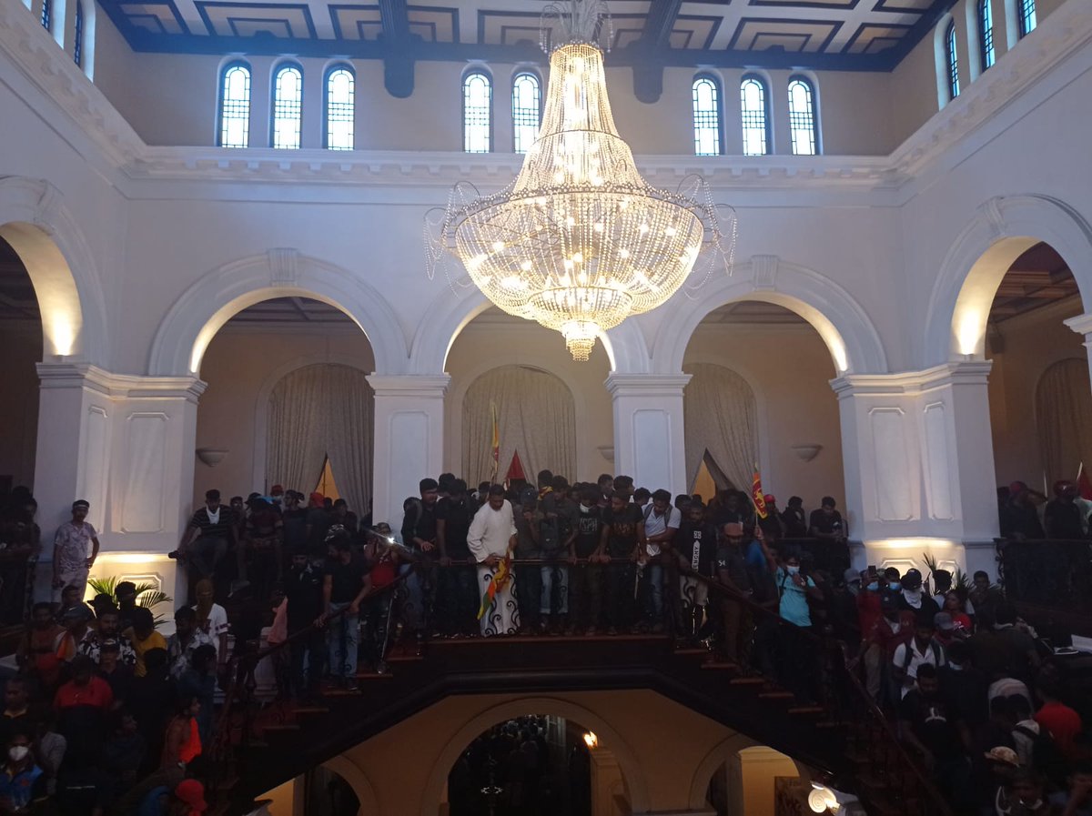 economynext's tweet photo. #Protestors have fully taken over the President's Residence in #Colombo. #ProtestLK #aragalaya #EconomicCrisisLK #CountryToColombo #GotaGoGama #OccupyGalleFace #GoHomeGota #OccupyPresidentsHouse #PowerToThePeople https://t.co/dnG5J72WQO